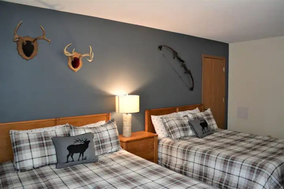 2 queen beds
