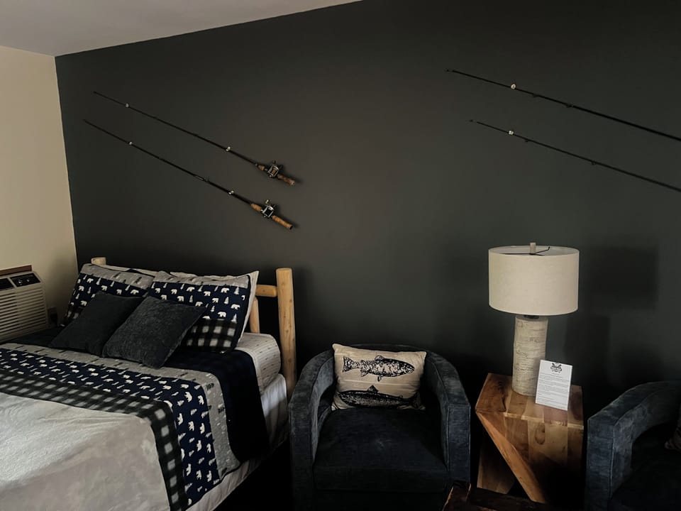 1 queen bed, sleeps 2