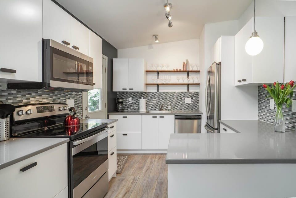 #StayinMyDistrict Beaverton! Modern Comfort & Style make this the perfect HOME away from Home! #bookdirect #stayinmydistrict