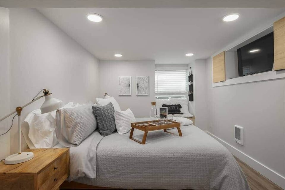 Stay in My District St Johns! Comfortable King Sized Bed,Quality linens and pillows differing in firmness for individualized comfort.