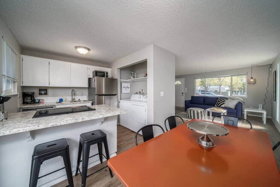 #StayinMyDistrict #bookdirect #StayInMyDistrictVancouver #StayInMyDisctricy Vancouver Near Shopping & Dining