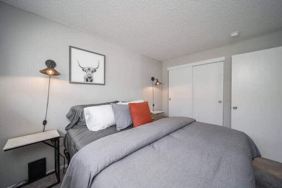 #StayinMyDistrict #bookdirect #StayInMyDistrictVancouver #StayInMyDisctricy Vancouver Near Shopping & Dining
