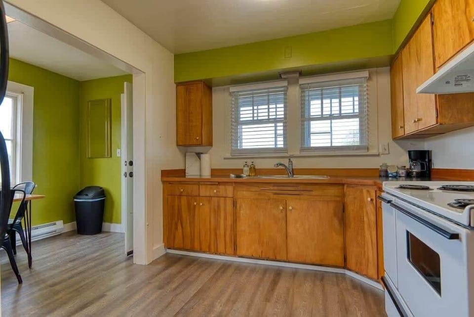 #StayinMyDistrict Downtown Coos Bay! Historical Heritage House Apartments. #BookDirect #StayinMyDistrict #HeritageHouseCoosBay