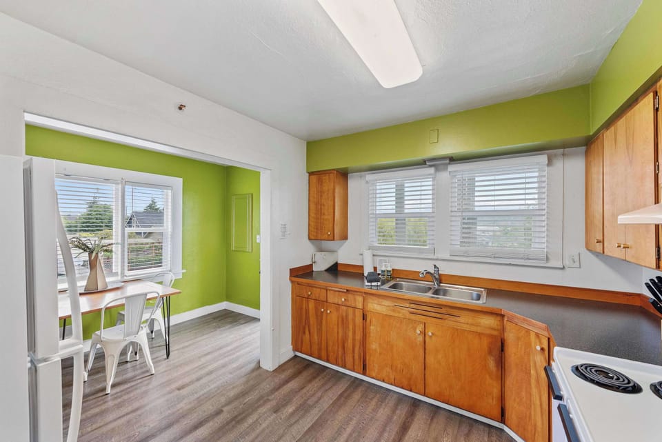 #StayinMyDistrict Downtown Coos Bay! Historical Heritage House Apartments. #BookDirect #StayinMyDistrict #HeritageHouseCoosBay
