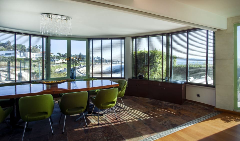 Dining room with view to the beach 