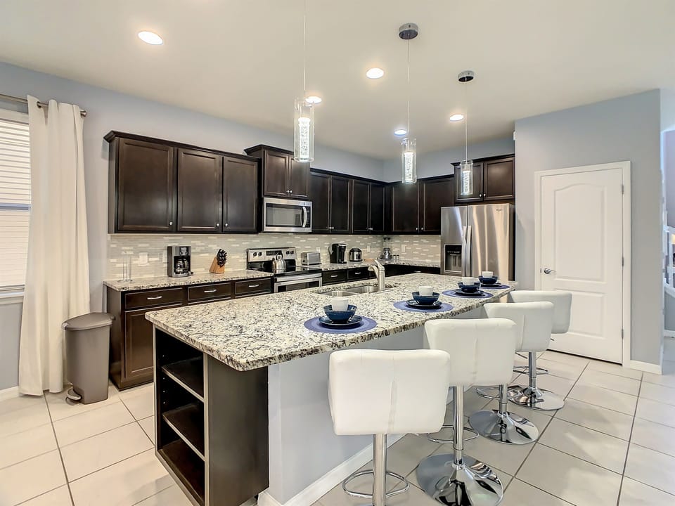Breakfast Bar and Full Modern Kitchen
