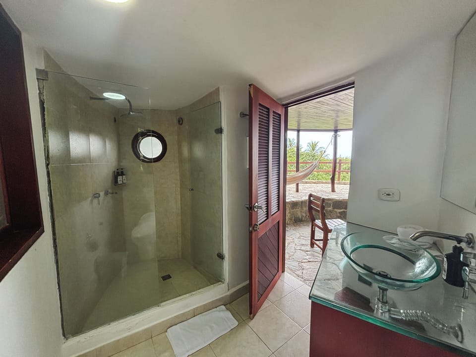 Shower, free toiletries, bathrobes, towels