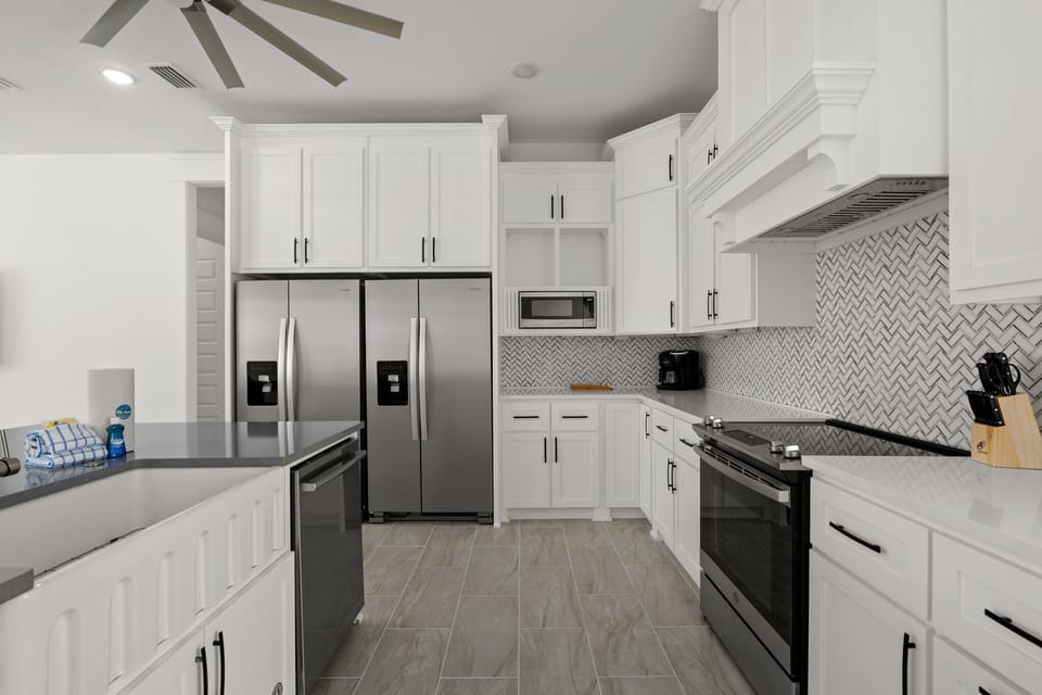 House, Multiple Beds, Kitchen | Private kitchen | Fridge, microwave, oven, stovetop