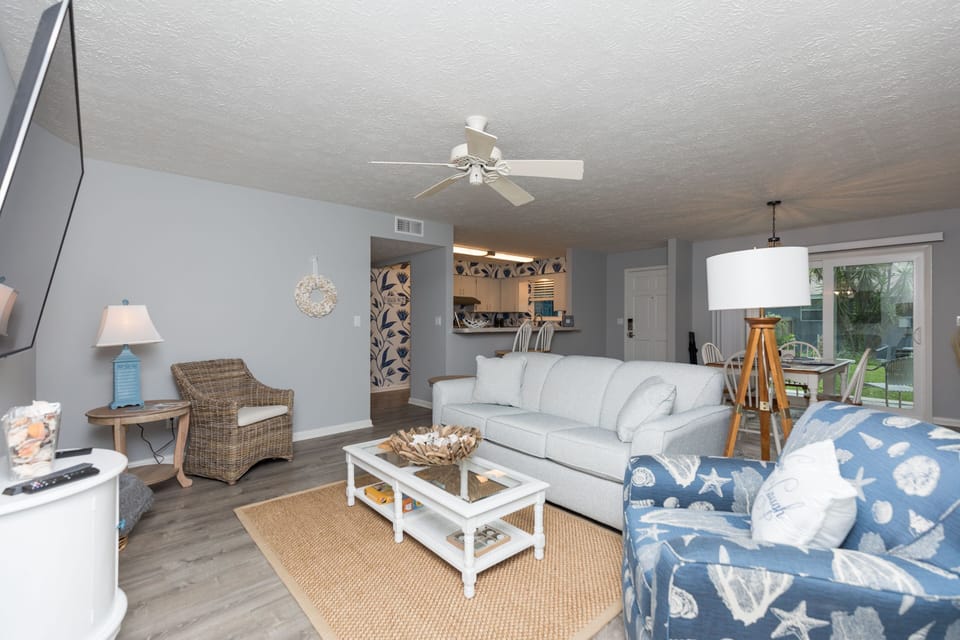 Nice comfortable, cozy, open design, very new and very clean 2 bedroom 1 bath