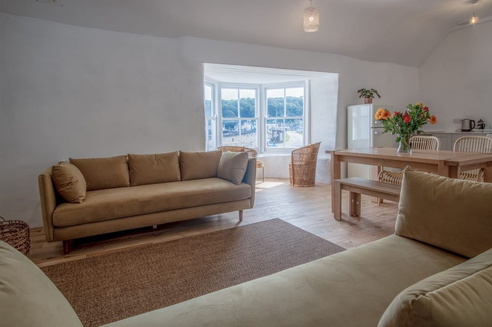 Cottage (2 Bedrooms) | Living area | 32-inch Smart TV with cable channels, TV, fireplace