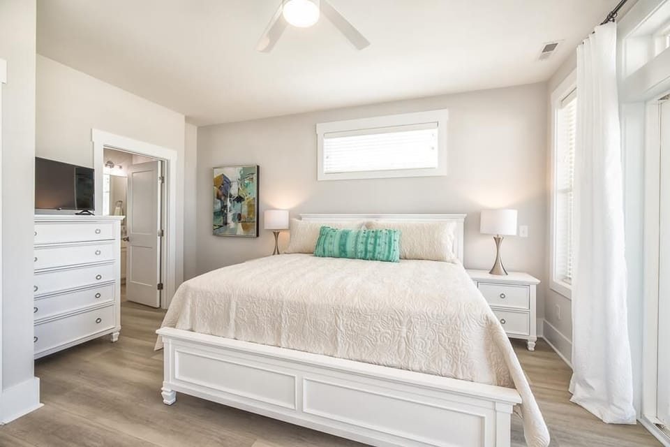 Primary Bedroom Suite 2 - Smart TV