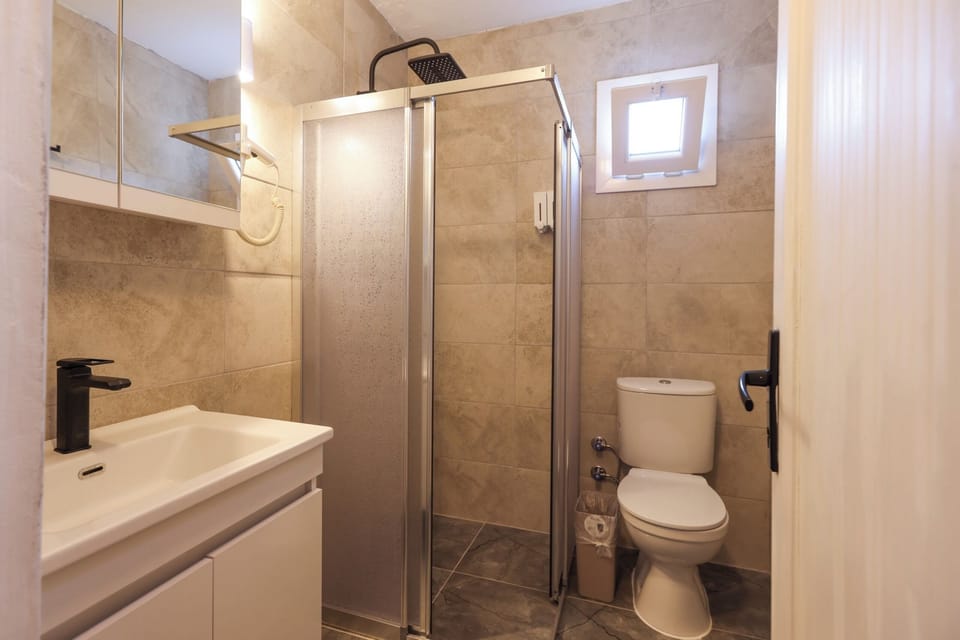 Premium Room, 1 Bedroom | Bathroom | Shower, towels, soap, shampoo