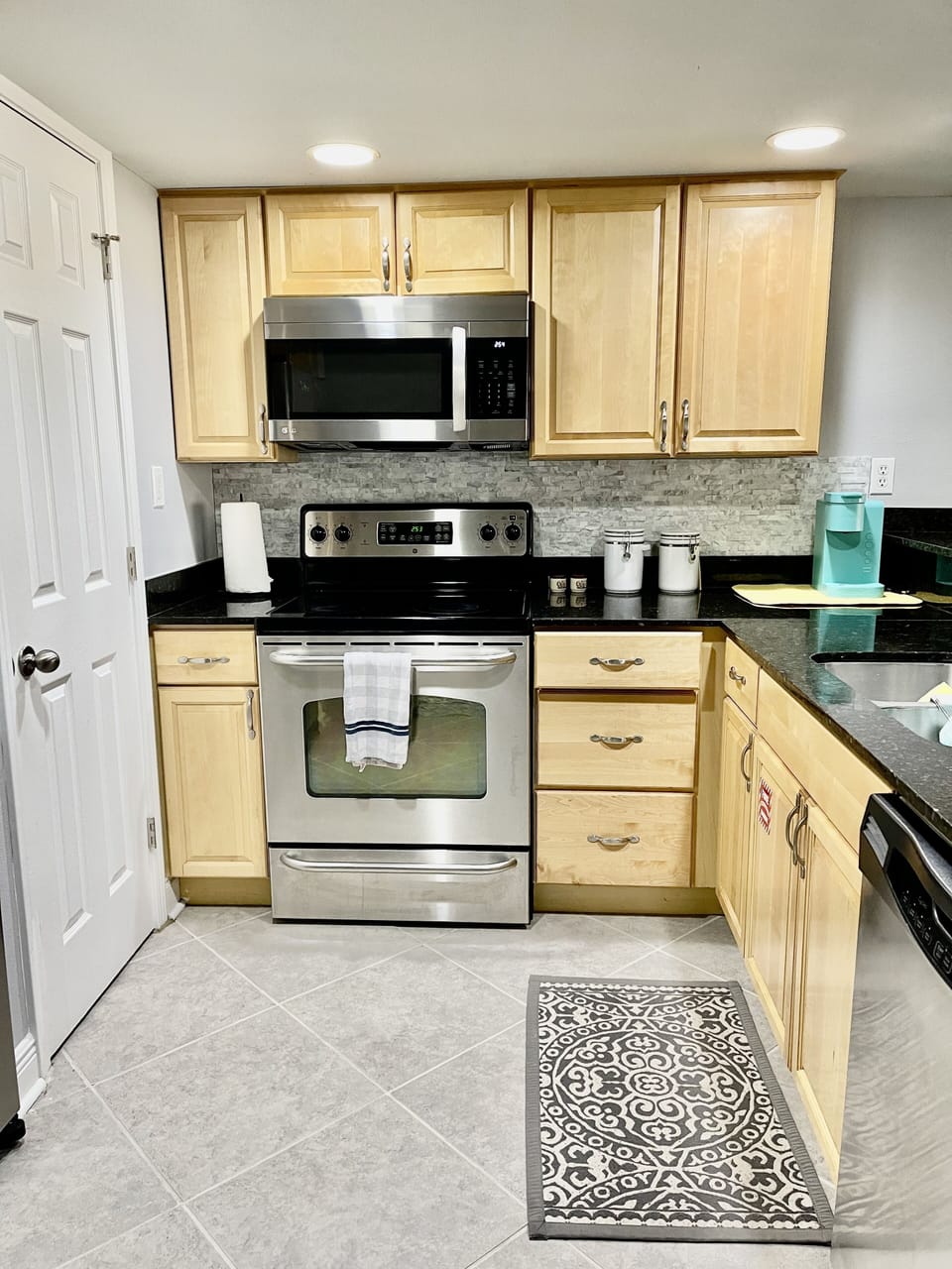 Full kitchen with refrigerator 