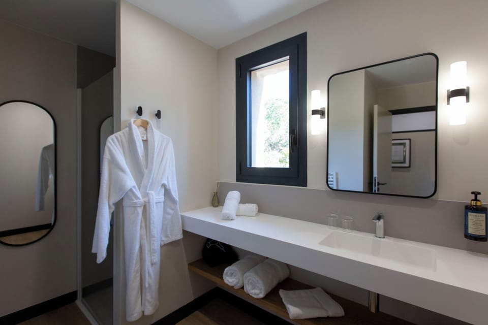 Luxury Room | Bathroom | Shower, hair dryer, towels, shampoo