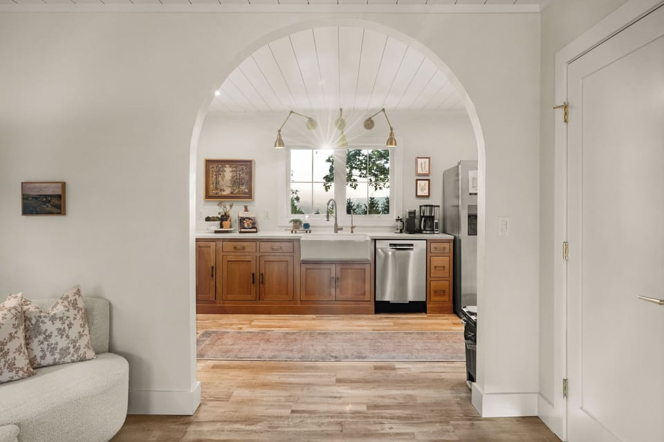 Large arched doorway between the kitchen and dining room