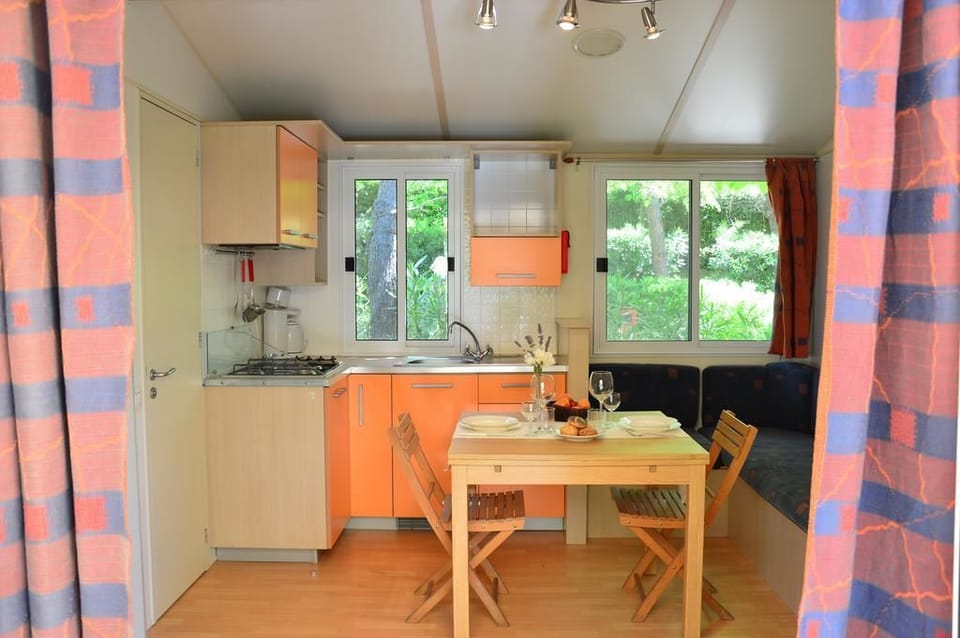 Family Mobile Home, 3 Bedrooms (6 adults) | Private kitchen | Fridge, stovetop, cookware/dishes/utensils