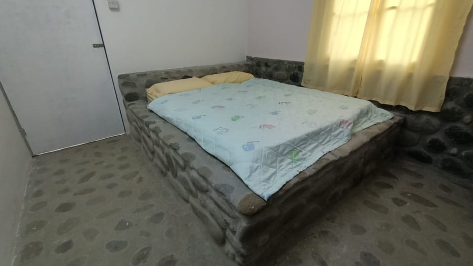 Room, Shared Bathroom | Desk, free WiFi, bed sheets