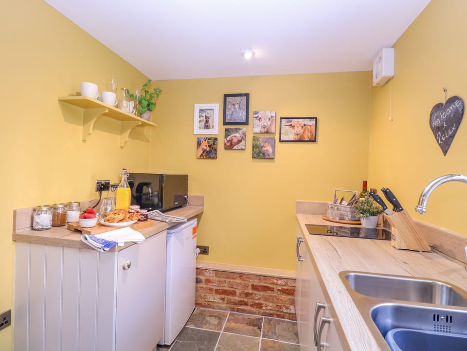 Cottage | Private kitchen | Fridge, electric kettle, toaster, cookware/dishes/utensils