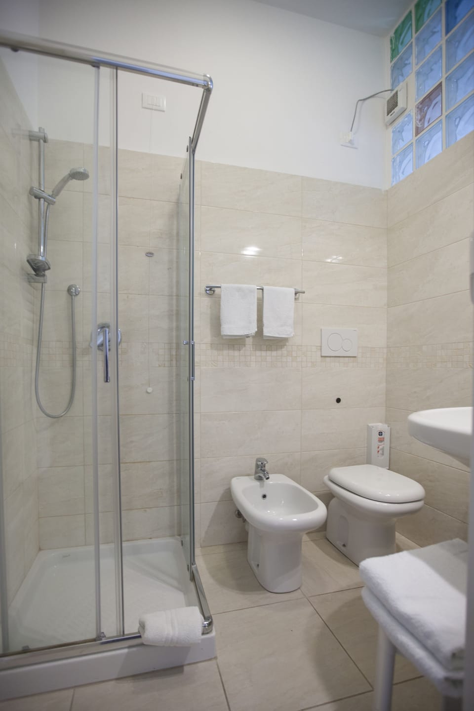 Twin Room, 1 Bedroom | Bathroom | Shower, hydromassage showerhead, free toiletries, hair dryer