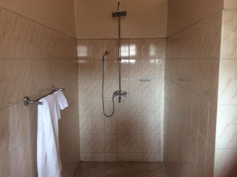 Bathtub, free toiletries, towels, soap