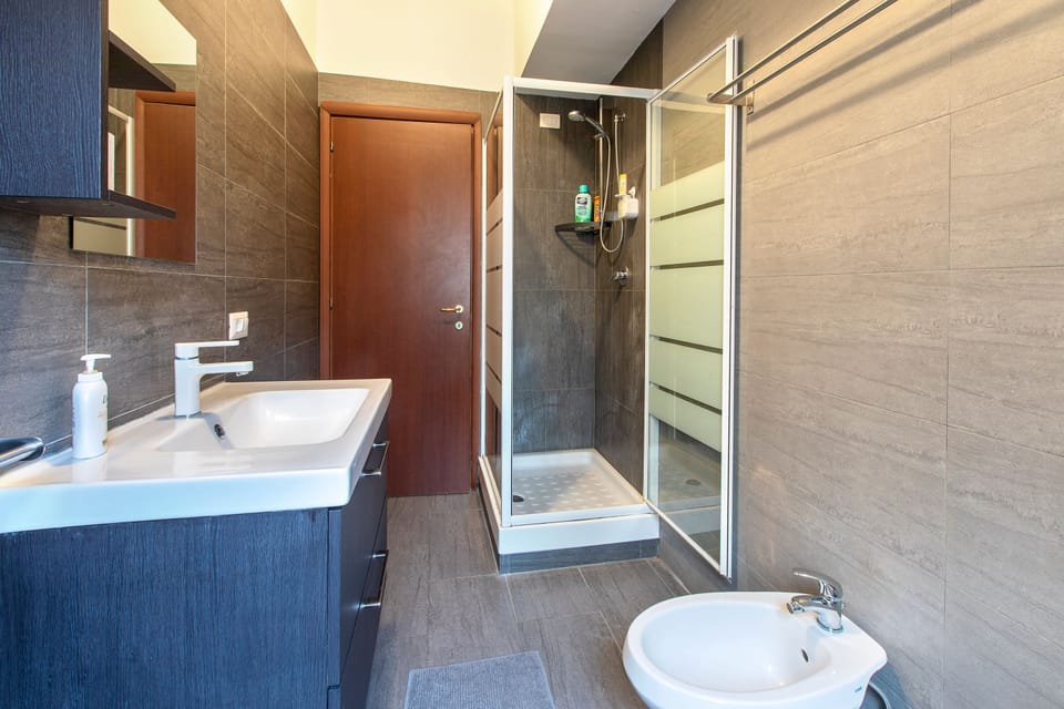 Deluxe Triple Room | Bathroom | Shower, free toiletries, hair dryer, towels