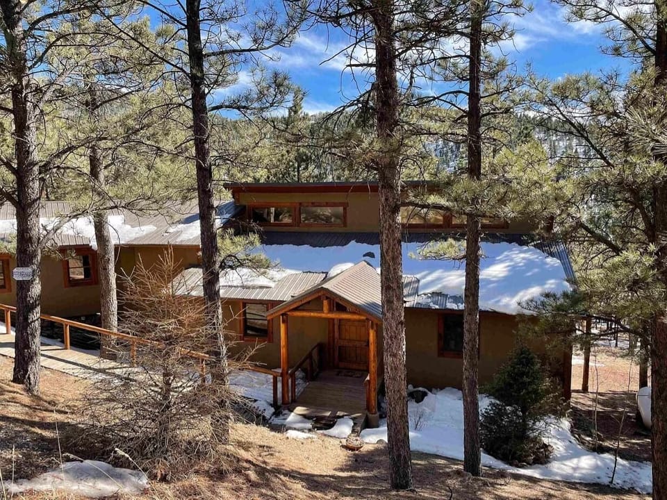 Luxury, family-friendly lodge sleeps 17 in beds (1King-2Queen-7Twin-2QSleepers)