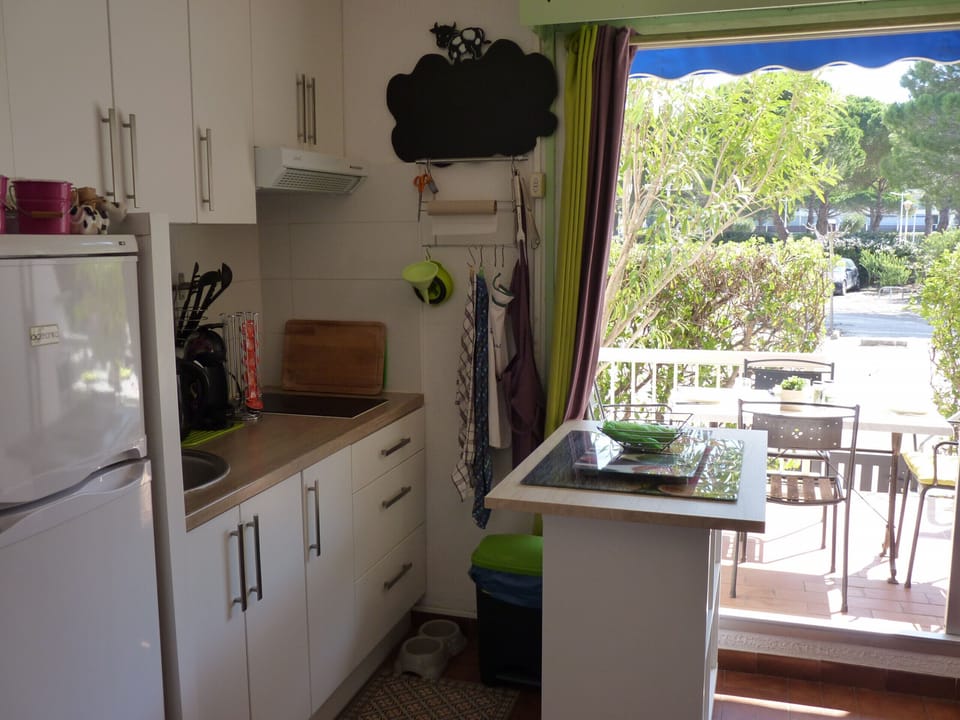 Living room with kitchen area opening onto the terrace

