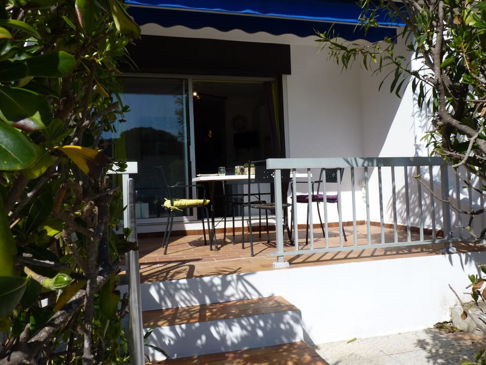 Terrace on two levels with sun blind