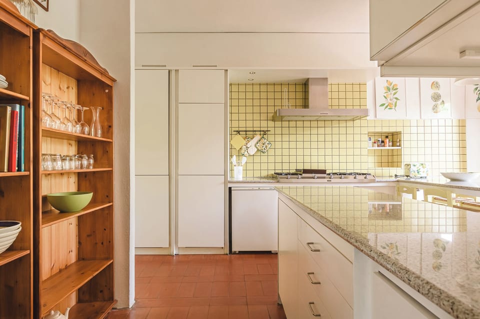 Fully equipped kitchen and dining area