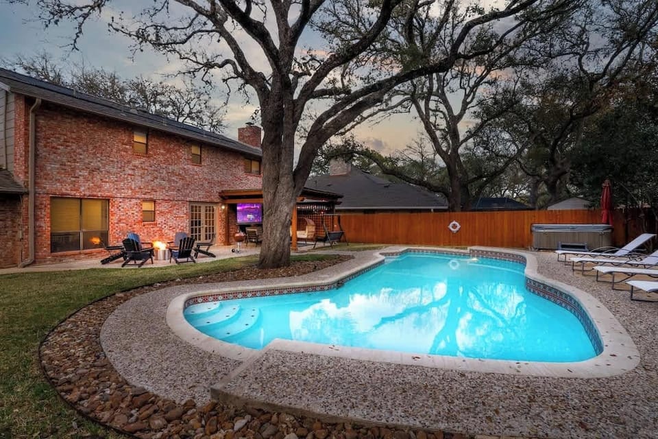 15,000 gallon pool with huge backyard. The pool is 3ft deep on the shallow end and goes to 5.5ft deep.
