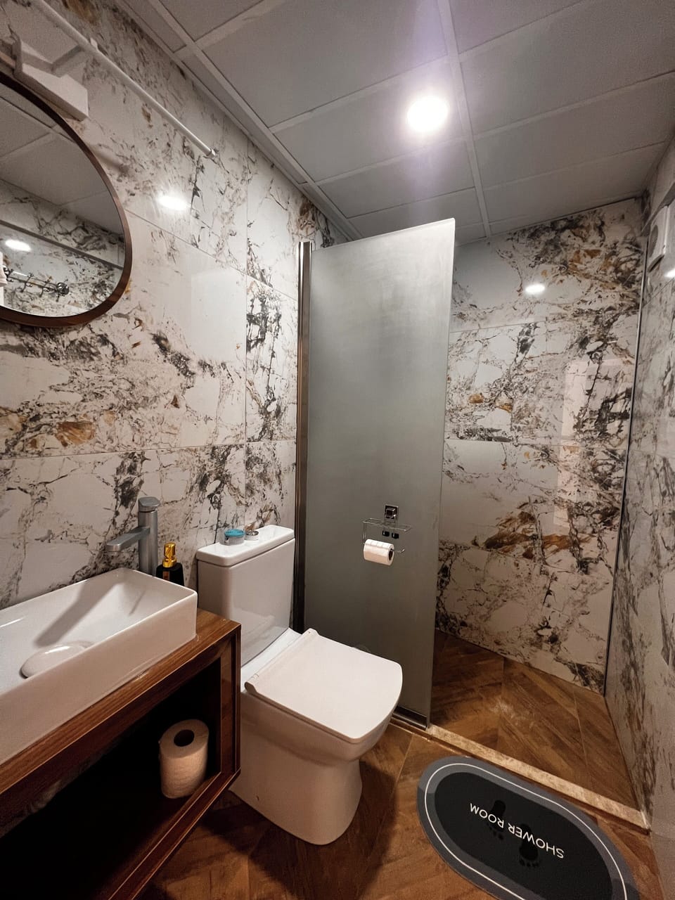Deluxe Room | Bathroom | Shower, hydromassage showerhead, hair dryer, towels