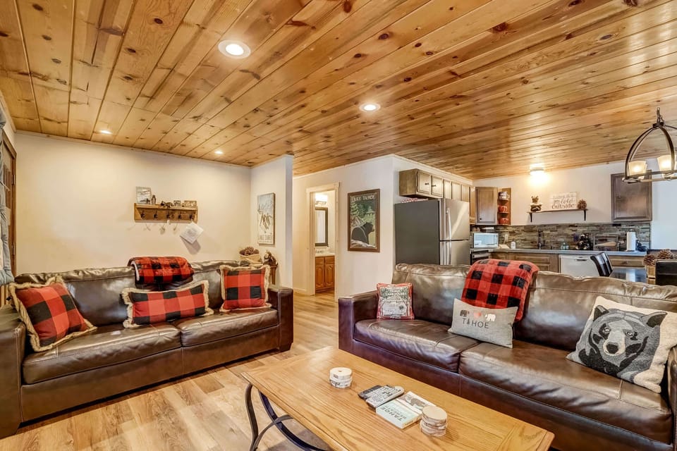 Cabin, Multiple Beds, Patio, Mountain View (Cozy Bear Cabin) | Living area | 42-inch flat-screen TV with digital channels, fireplace