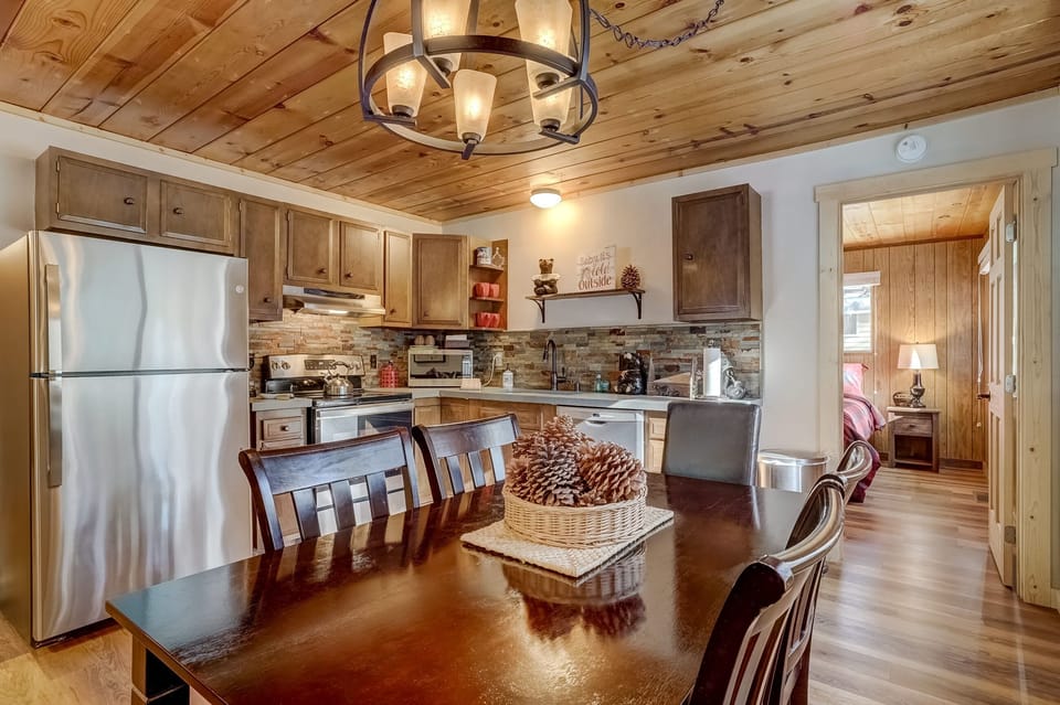 Cabin, Multiple Beds, Patio, Mountain View (Cozy Bear Cabin) | Private kitchen | Fridge, microwave, oven, stovetop