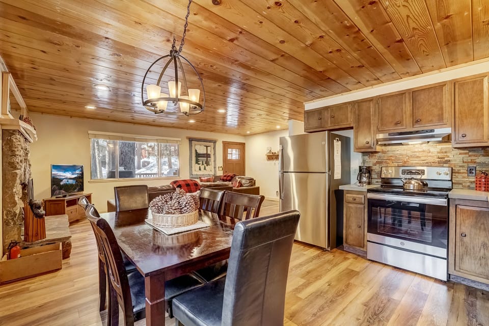 Cabin, Multiple Beds, Patio, Mountain View (Cozy Bear Cabin) | Private kitchen | Fridge, microwave, oven, stovetop