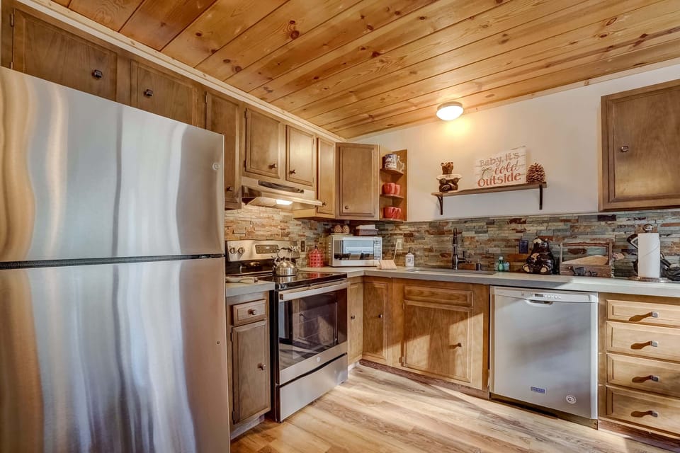 Cabin, Multiple Beds, Patio, Mountain View (Cozy Bear Cabin) | Private kitchen | Fridge, microwave, oven, stovetop