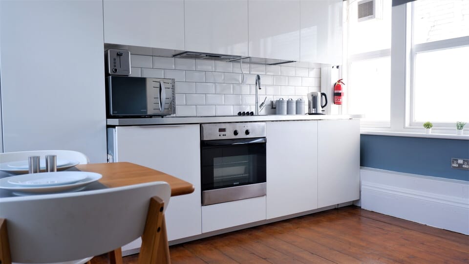 City Apartment, Private Bathroom, City View | Shared kitchen