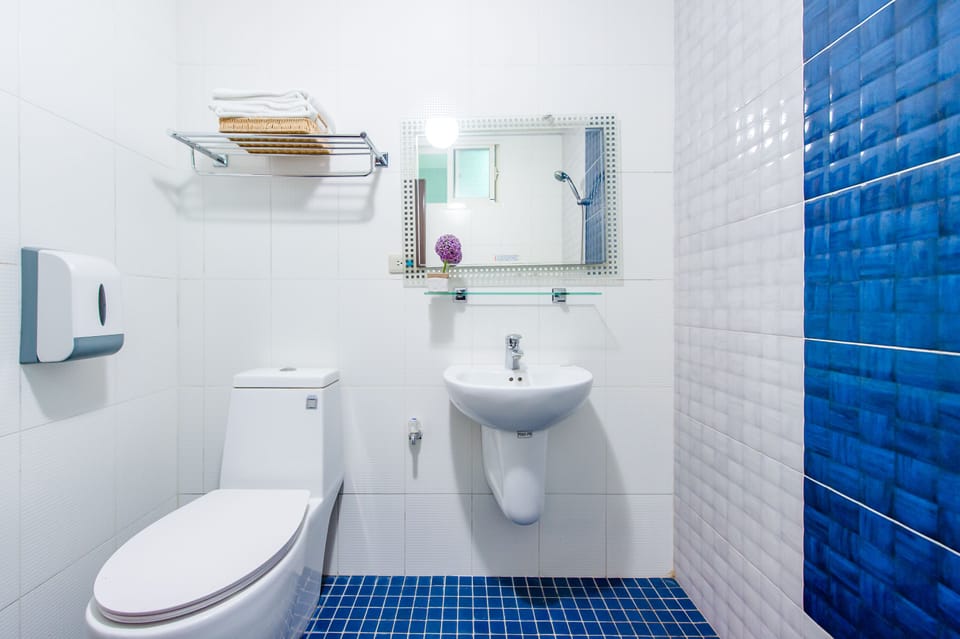Superior Double Room | Bathroom | Shower, hair dryer, slippers, towels