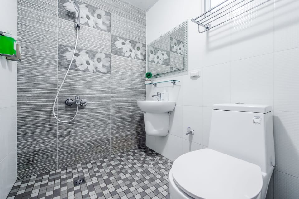 Deluxe Double Room, Balcony | Bathroom | Shower, hair dryer, slippers, towels