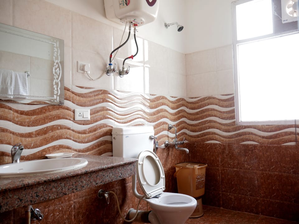 Shower, rainfall showerhead, free toiletries, towels