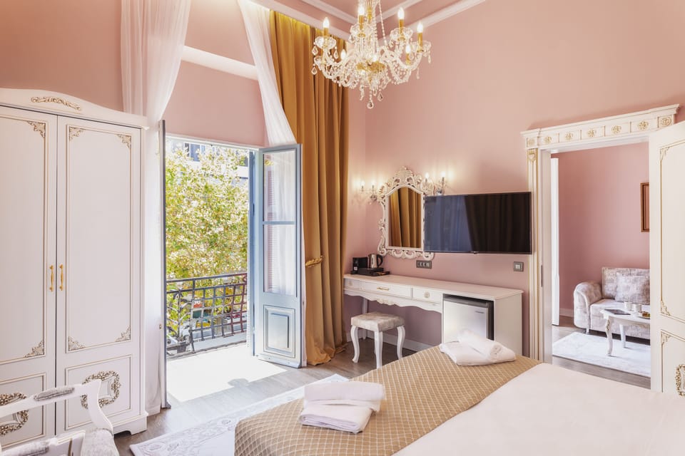 Executive Suite, Balcony | Frette Italian sheets, premium bedding, free minibar, in-room safe