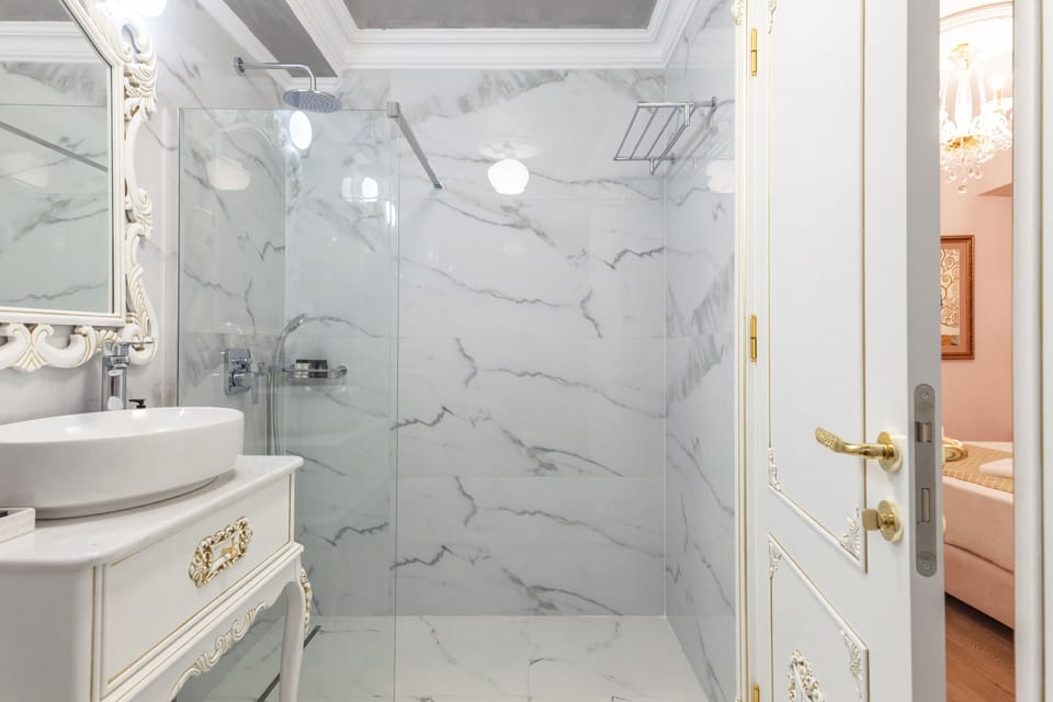 Executive Suite | Bathroom | Shower, rainfall showerhead, eco-friendly toiletries, hair dryer