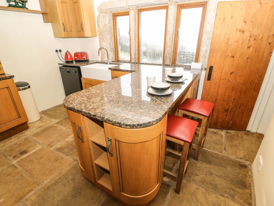 Cottage | Private kitchen | Fridge, dishwasher, electric kettle, toaster