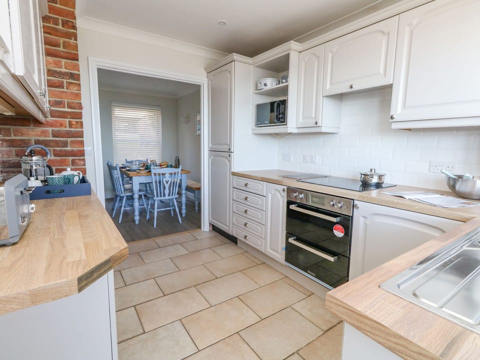 Cottage | Private kitchen | Fridge, dishwasher, electric kettle, toaster