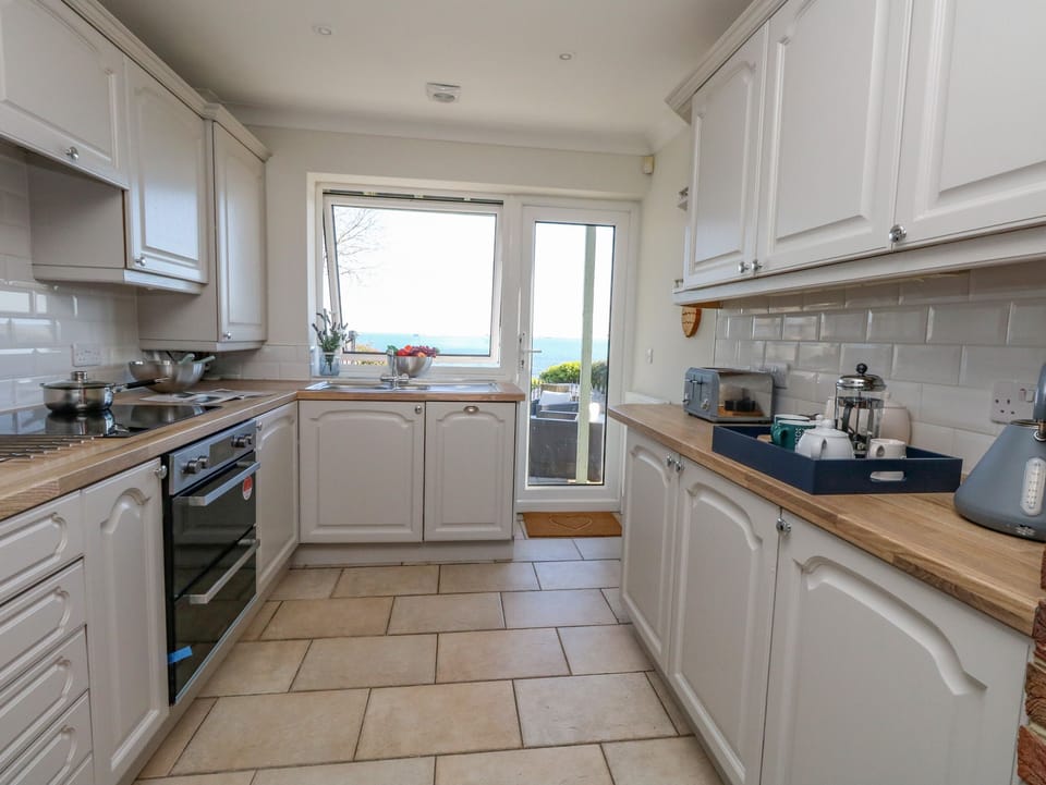 Cottage | Private kitchen | Fridge, dishwasher, electric kettle, toaster