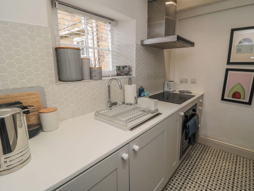 Cottage | Private kitchen | Fridge, microwave, electric kettle, toaster