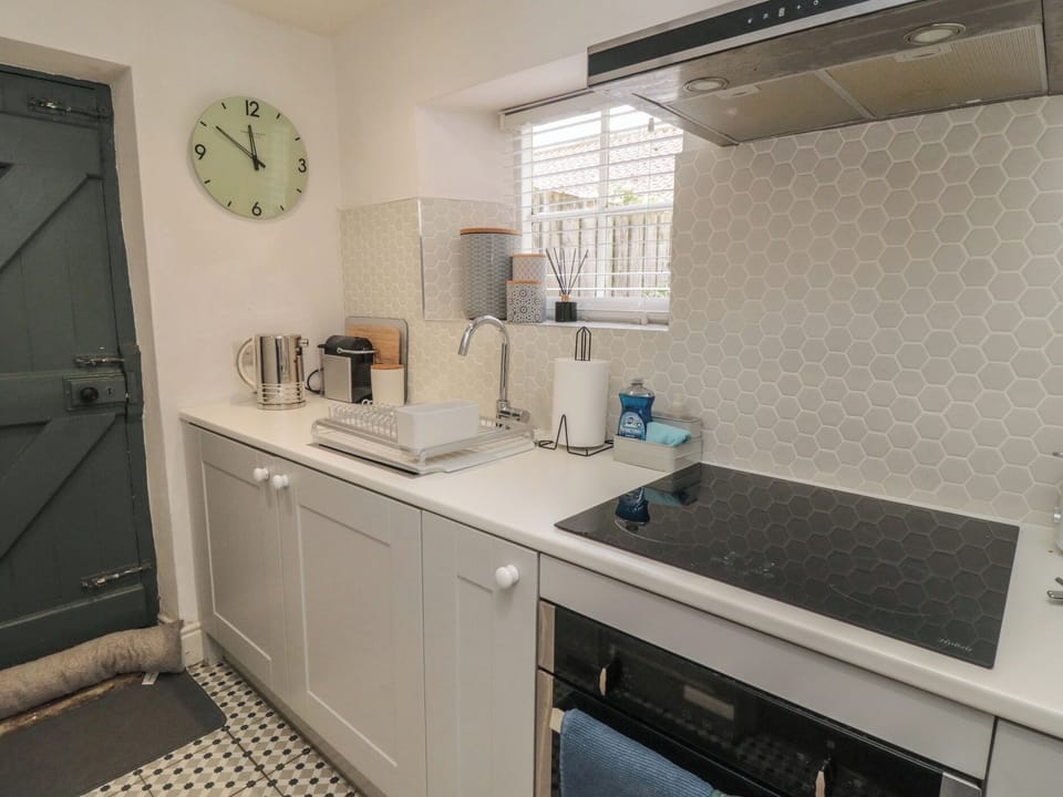 Cottage | Private kitchen | Fridge, microwave, electric kettle, toaster