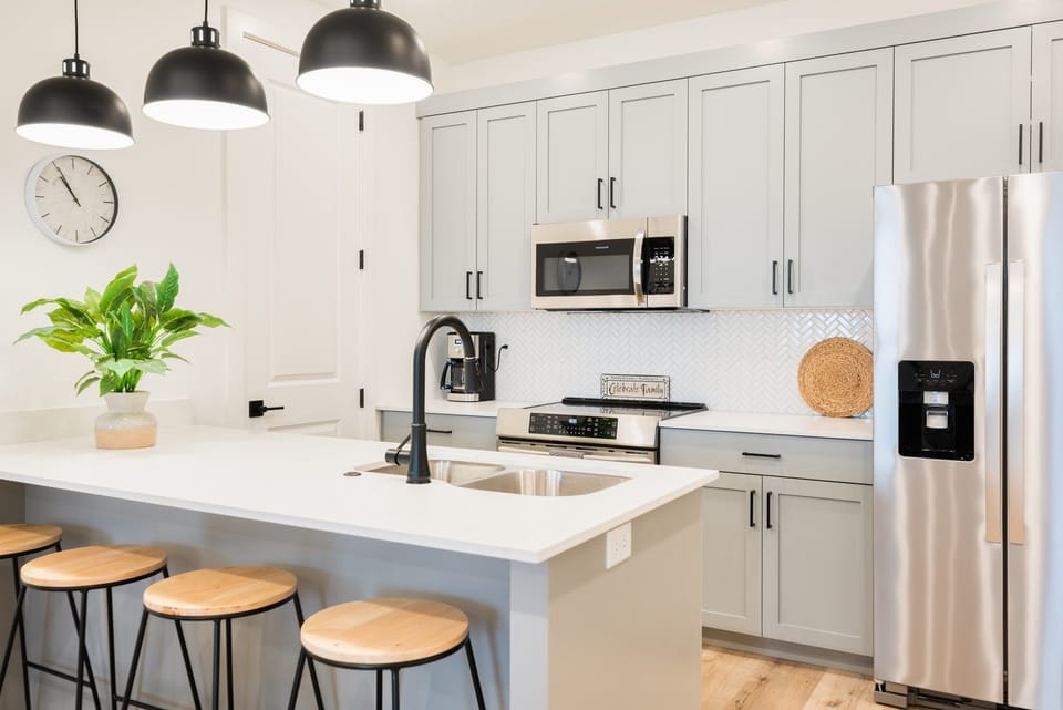 Condo, 3 Bedrooms | Private kitchen | Fridge, oven, coffee/tea maker, toaster