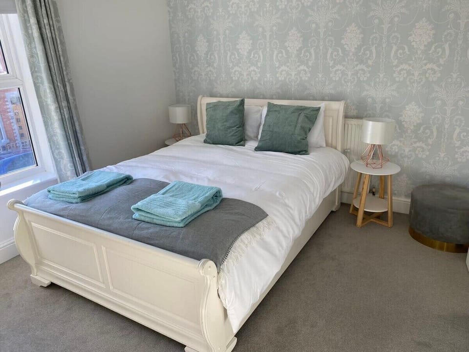 King Bed, Linens provided