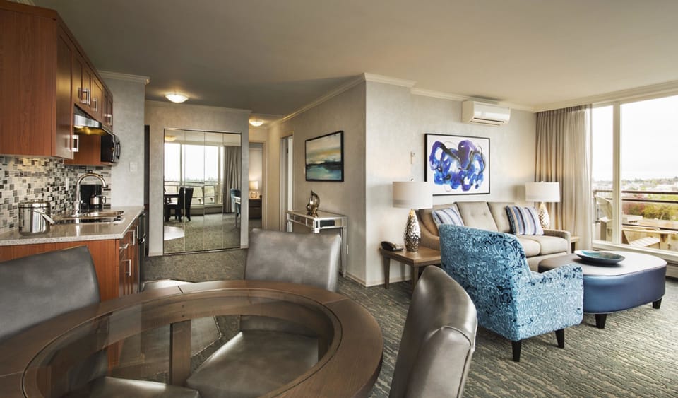 Suite, 2 Bedrooms | Living room | 40-inch TV with cable channels