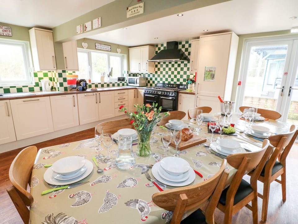 Cottage | Private kitchen | Fridge, microwave, dishwasher, electric kettle